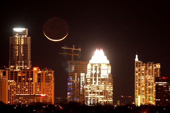 sam-cole-Austin-Moon-set-2.7-crescent-over-austin-skyline-Feb-15th-2010-b_1266291766.jpg