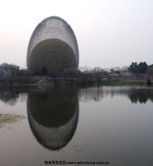 即将被拆除的江苏镇江“世纪巨蛋”的周边早已是一片凋败的景象