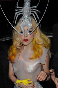 女神卡卡（Lady Gaga）把一只银色龙虾放上头当帽戴。