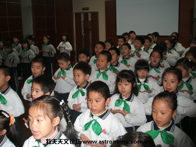高唱绿领巾之歌。.jpg