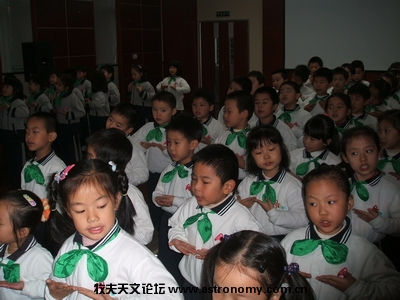 绿领巾，胸前飘，我们都是好苗苗。.jpg