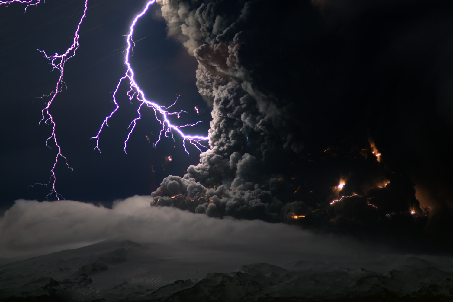 冰岛上的火山灰与闪电.jpg