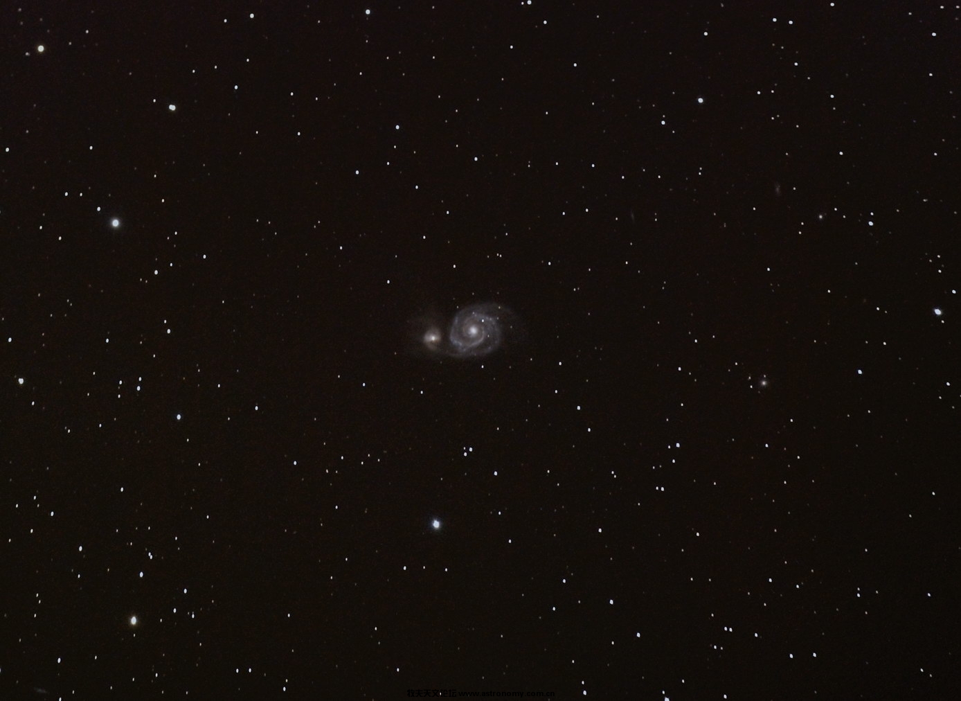 M51缩图，片中还有不少暗淡的星系影像.jpg