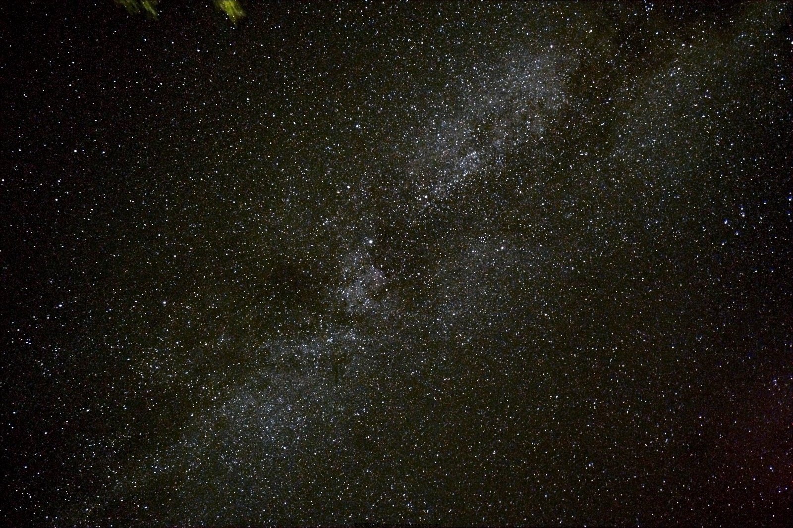18-55狗头广角段，ISO1600,曝光300秒左右，三张叠加