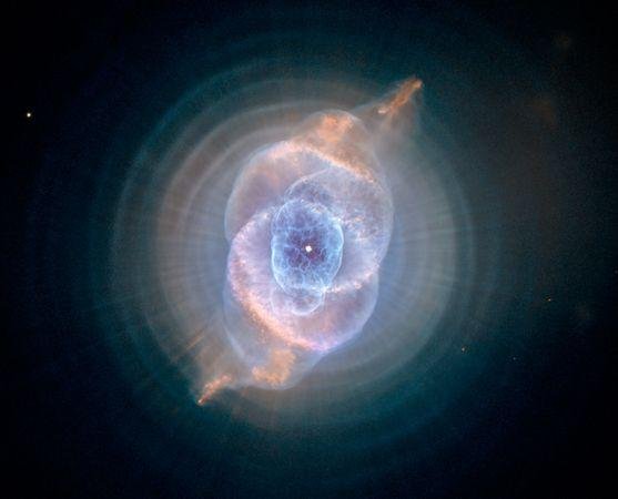 这是哈勃天文望远镜拍摄的“猫眼”星云，我们的太阳死亡时看上去可能就是这个样子。(图片提供：NASA/ESA) ...