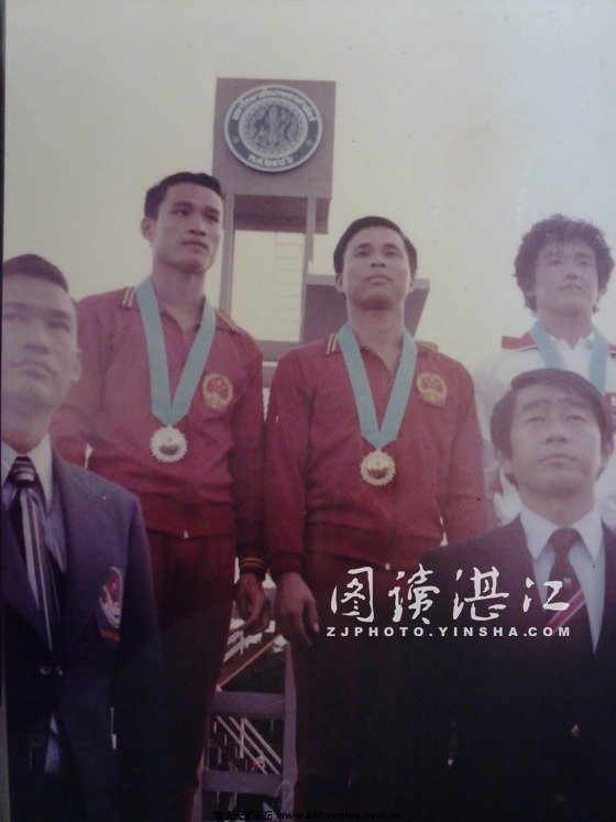 吴国村专门发回1978年曼谷亚运夺得跳水金牌的珍贵照片。左为是同获金牌的中国另一名跳水英雄李孔政（资料图 ...