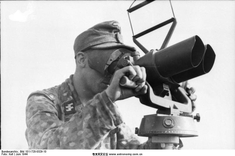 Bundesarchiv_Bild_101I-720-0329-10,_Frankreich,_Waffen-SS-Mann_an_Fernglas.jpg