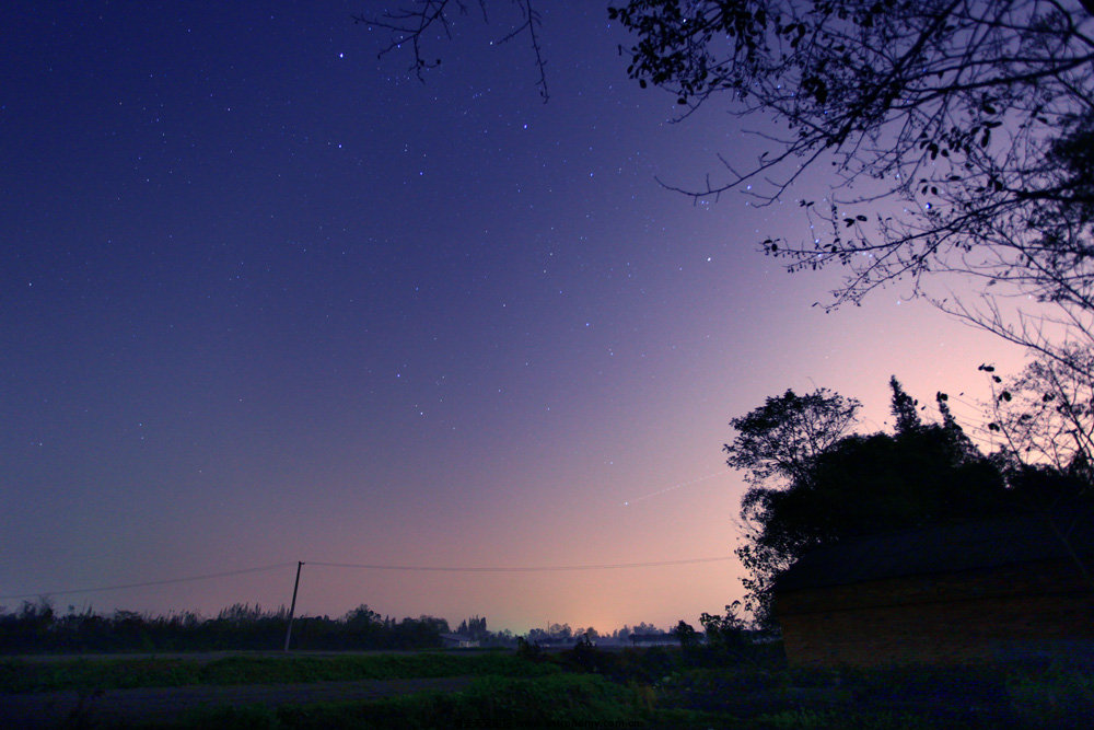 星空与飞机轨迹.jpg