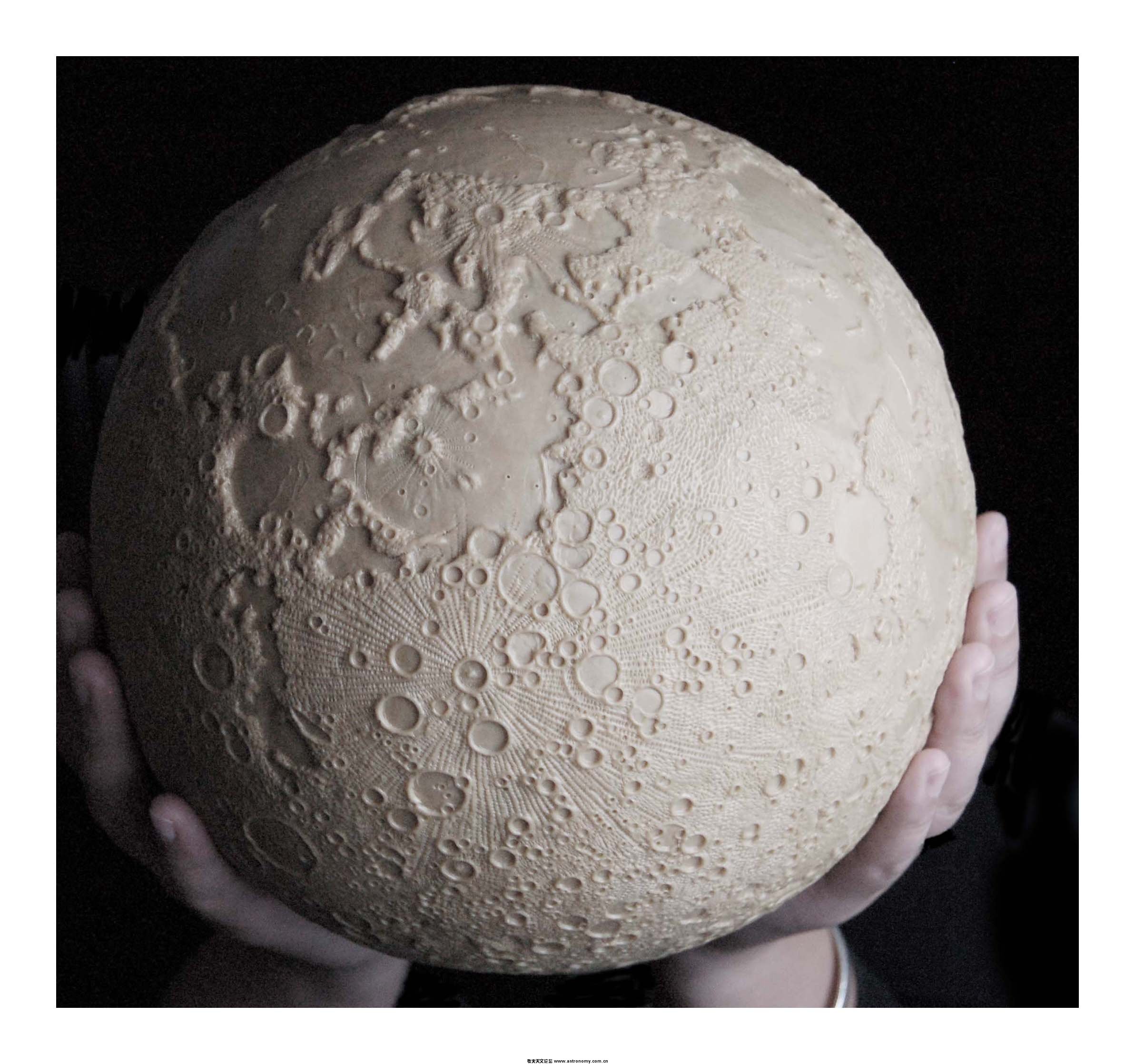 11　此月球模型直径22厘米.JPG