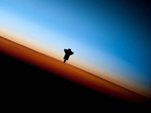 　夕阳中的航天飞机.jpg