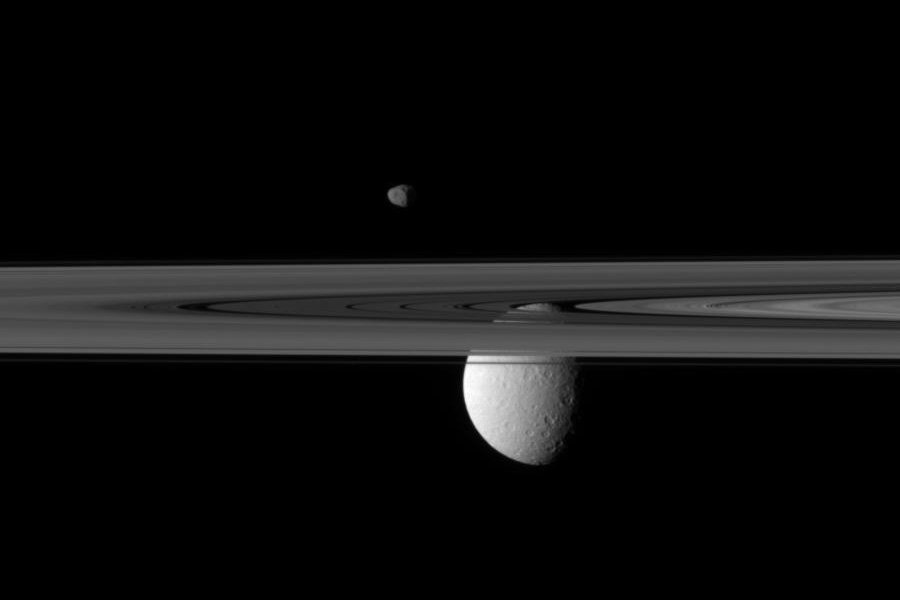 土星光环外的卫星.jpg