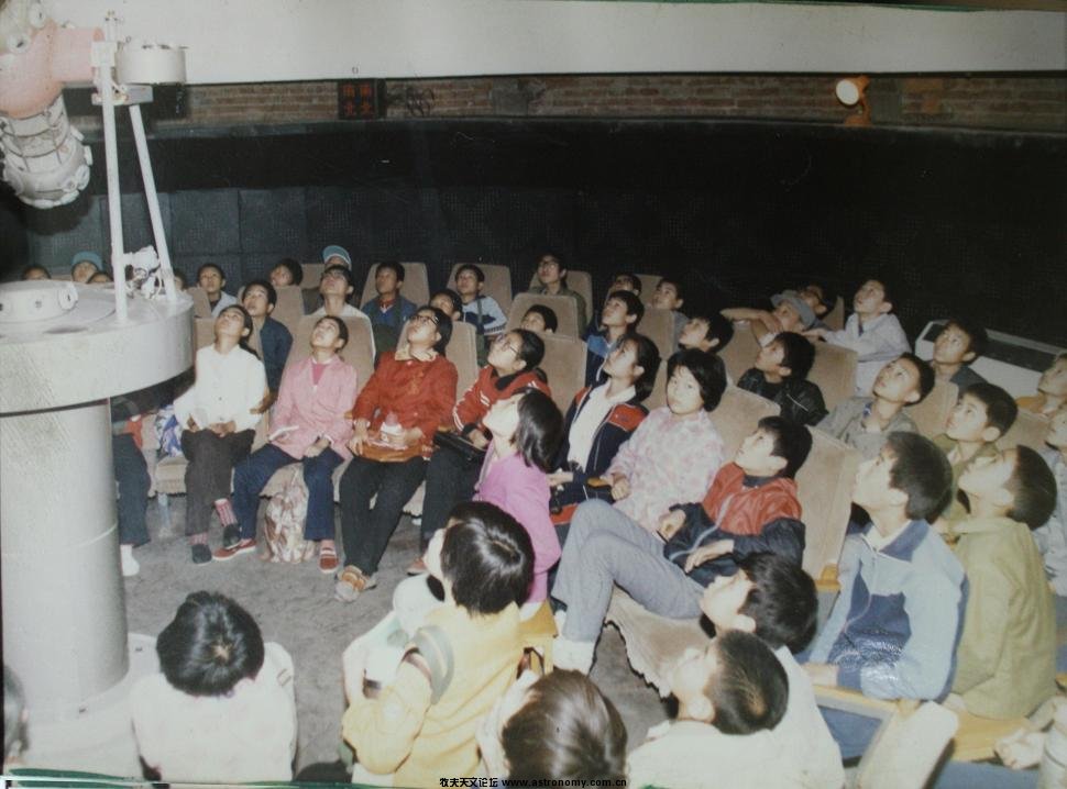 刘辉在青少年宫天文馆的天象厅给小学生讲天象.JPG