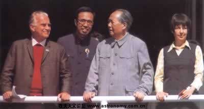 1970年10月1日毛泽东与斯诺（左1）在天安门城楼上.jpg