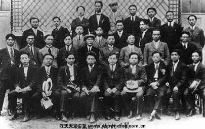 图为1924年7月，旅欧中国共产主义青年团第五次代表在巴黎合影。.jpg