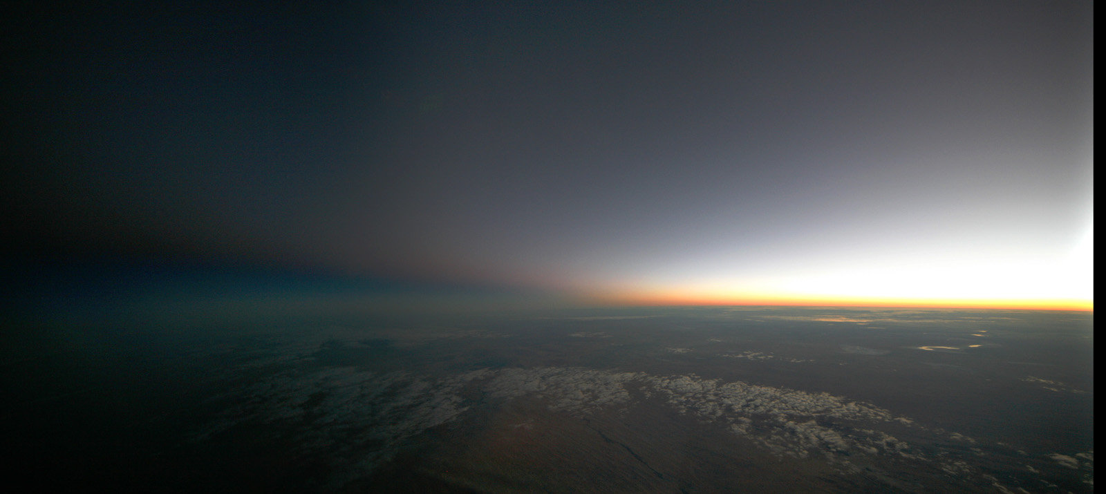 aEarth\'s shadow from Flight Level 390 .jpg