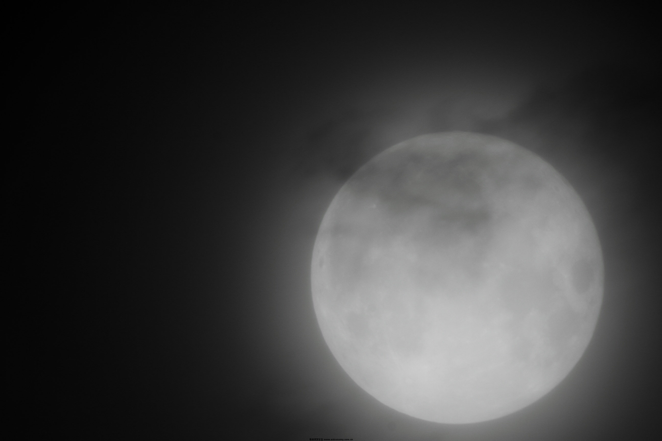 月戏彩云间