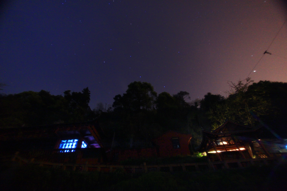 灯光与星空.jpg