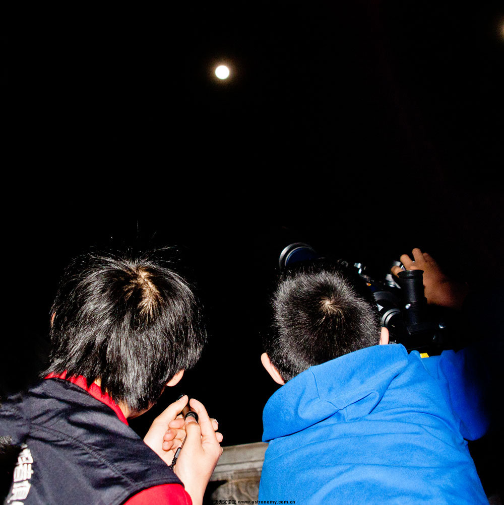 小三正在指导热情的小朋友观测土星光环。小朋友那晚很是兴奋啊！！！