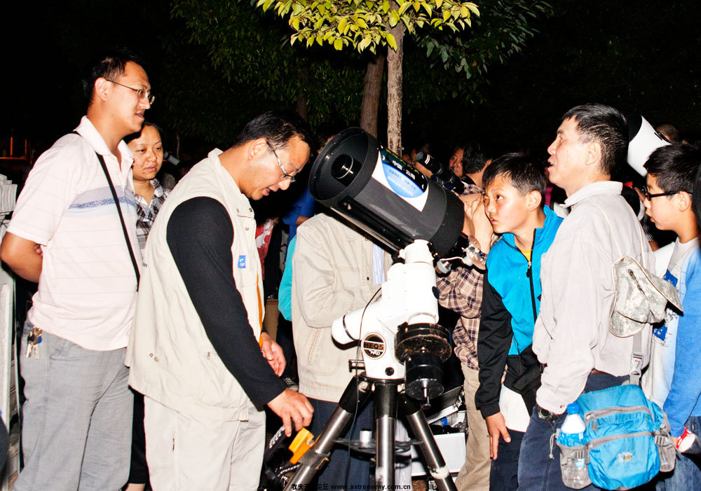 C8施卡，市民们正在观看土星、土星光环和土星的几颗卫星  
