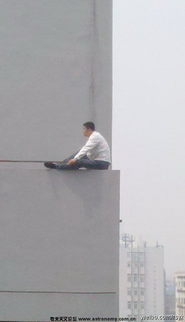 他在抽烟
