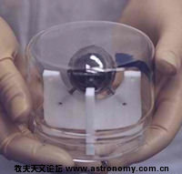 引力探测卫星-2号陀螺仪使用的其中一个超完美球体.jpg