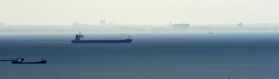 这是海口市北部海平面出现的海市蜃楼景观（5月9日摄) 