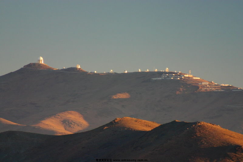 800px-Observatoire_de_LaSilla_depuis_la_route_de_Las_Campanas[1].jpg