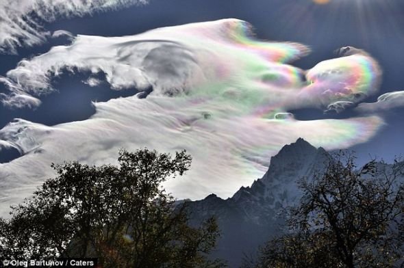 这种现象是由云团里的小冰晶反射阳光形成的.jpg