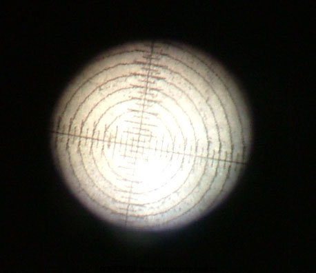 双筒望远镜目镜中看到的十字目标