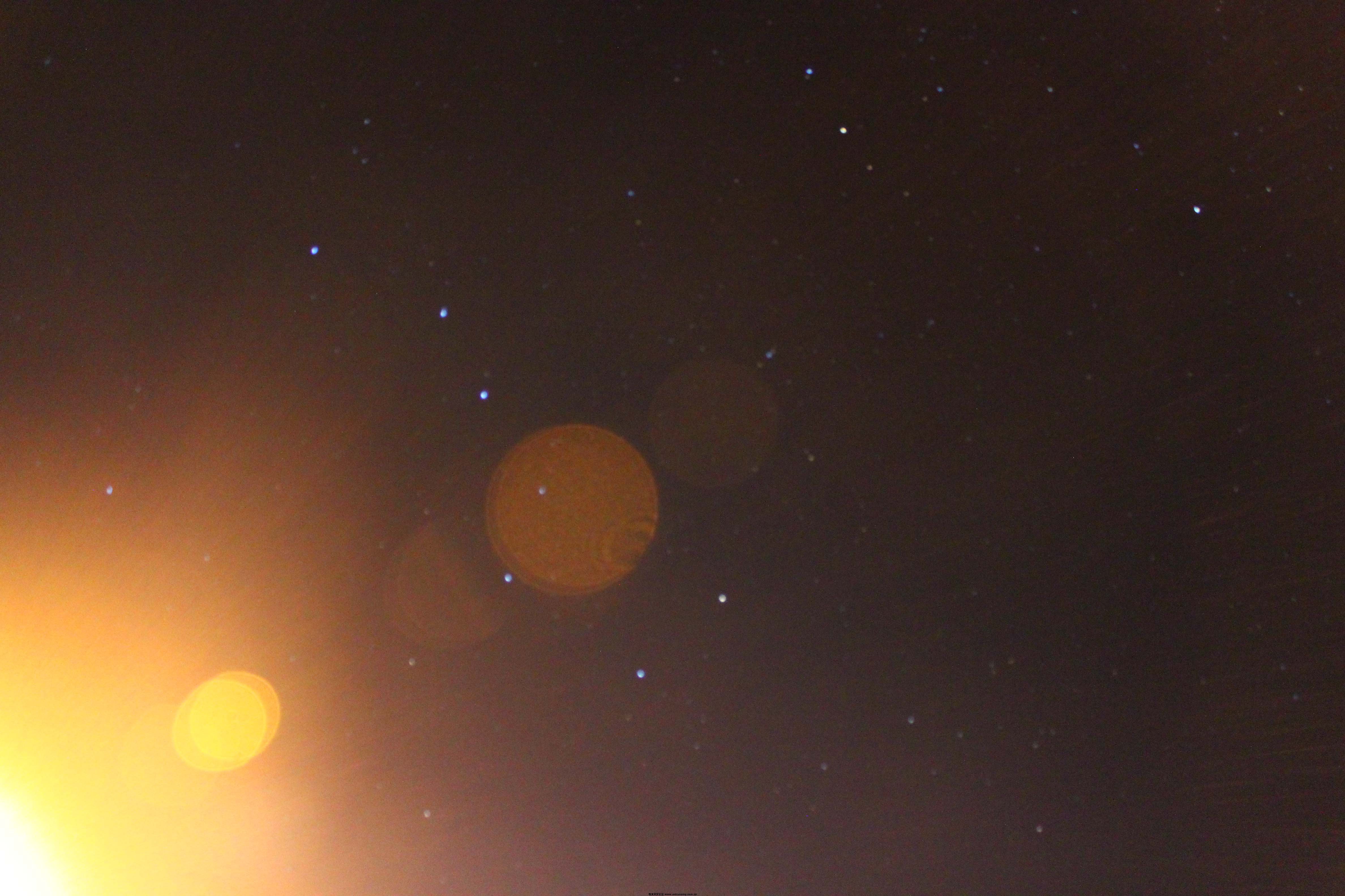 这张是晚上马路边,北斗七星,左下角亮光是路灯,iso3200,10秒.