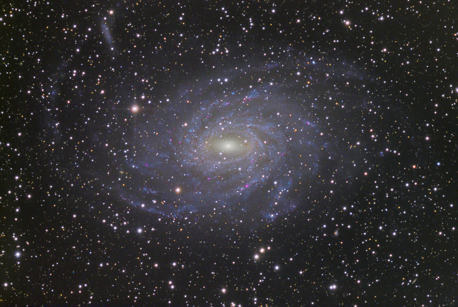 孔雀座中的棒旋星系ngc6744
