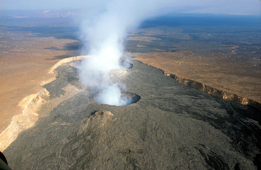 筒状火山图片