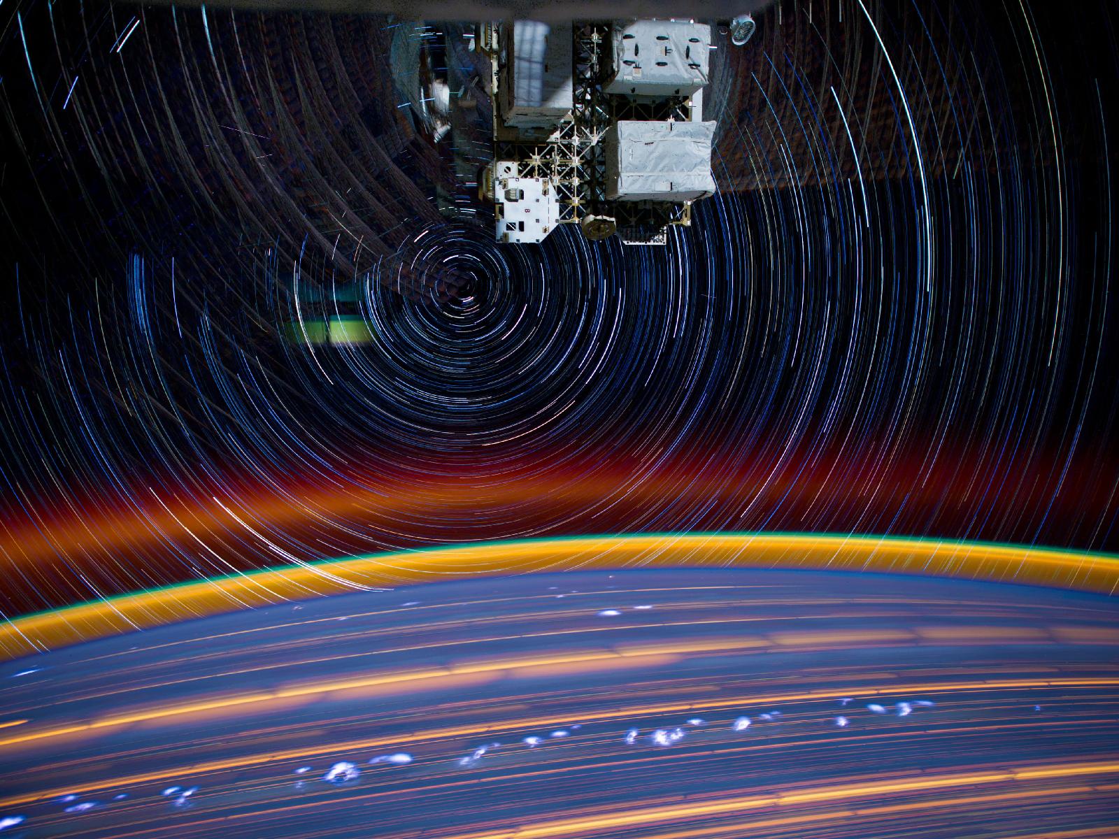宇航员太空拍星际轨道似科幻片场景