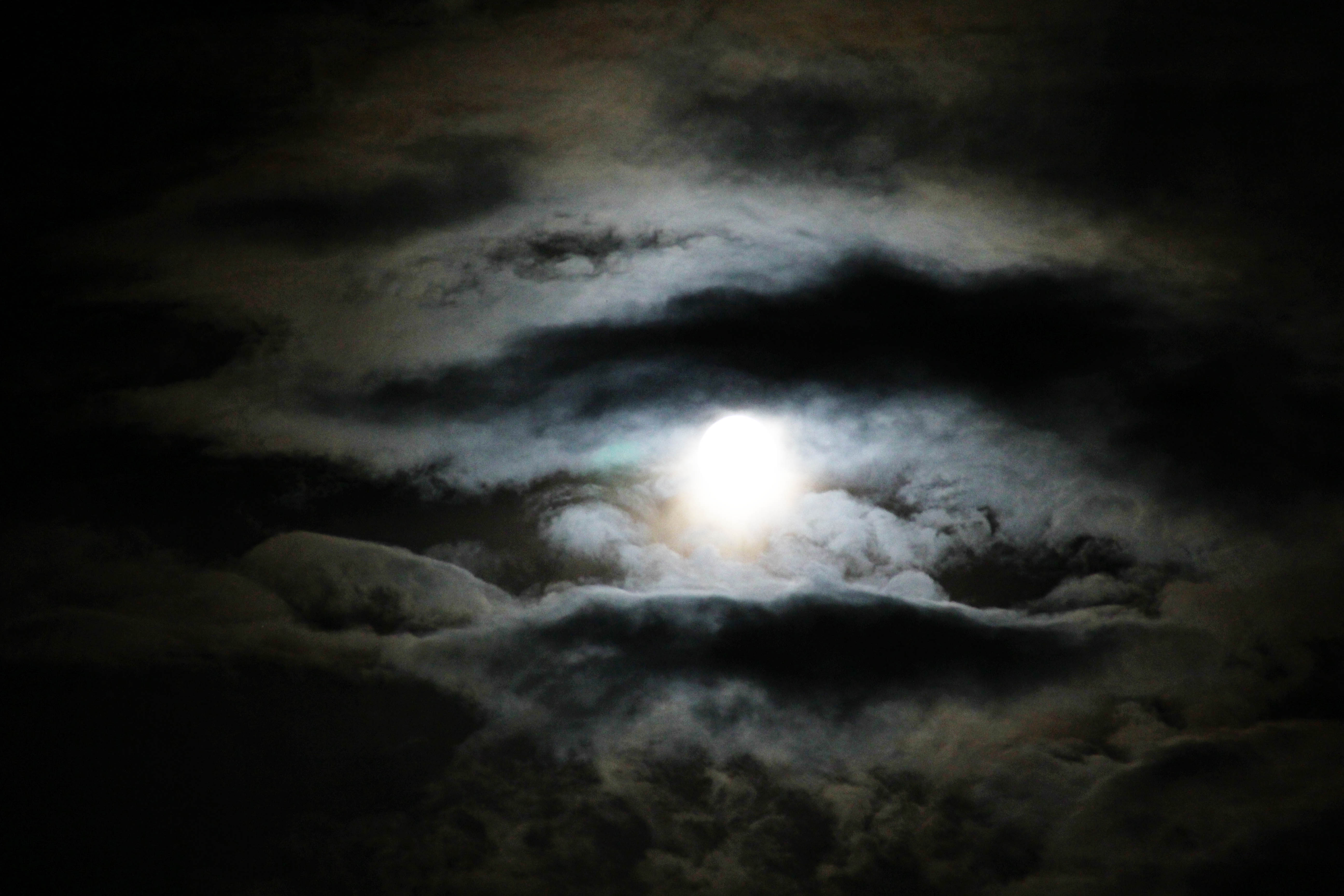 云遮月图画图片