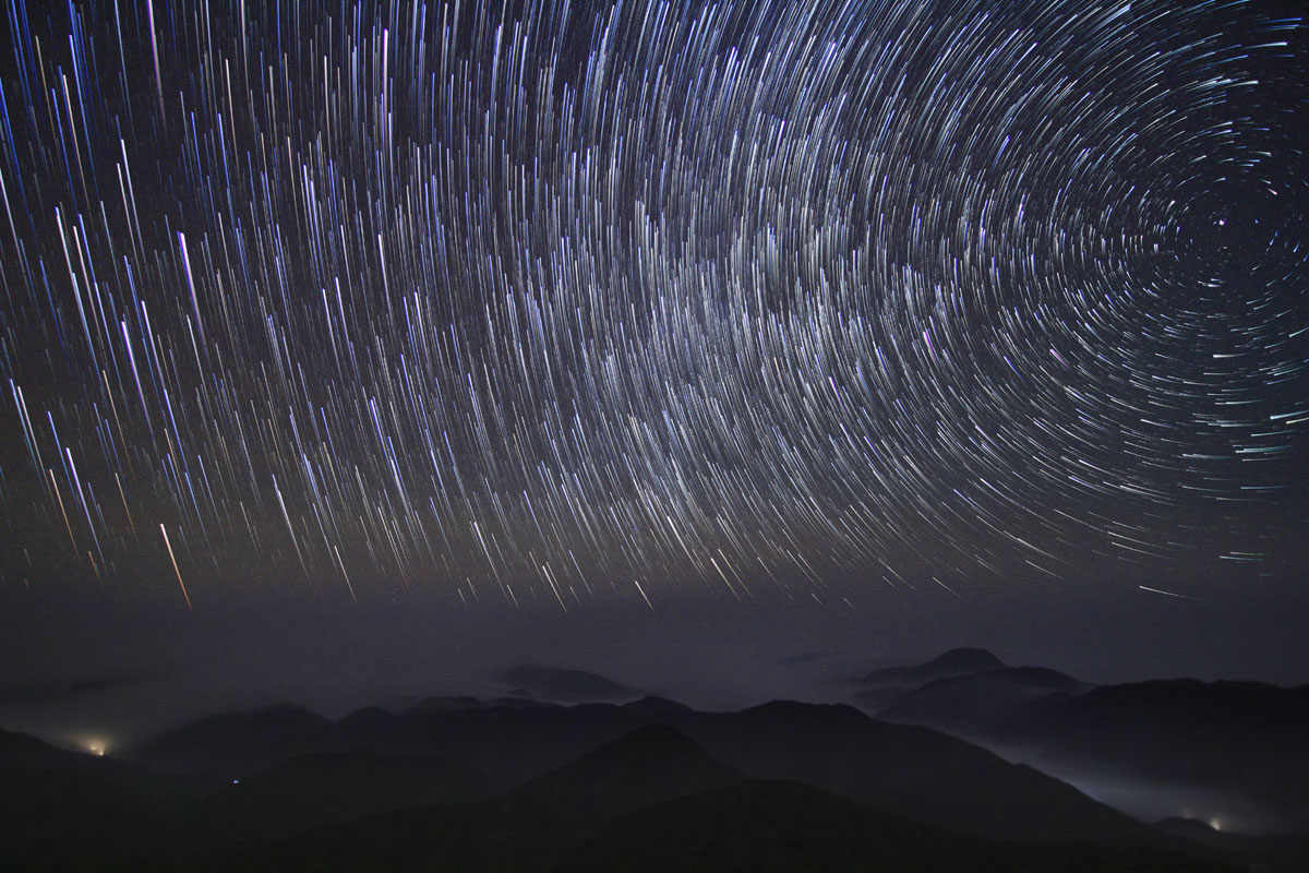 云端之上广东第一峰星空及日出
